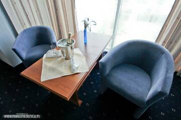 Фото номера Улучшенный двухместный номер с 1 кроватью Отель Hotel Aros г. Тыхы 3