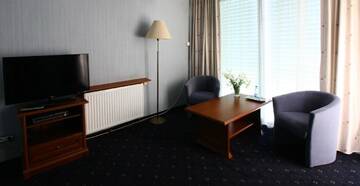 Фото номера Улучшенный двухместный номер с 1 кроватью Отель Hotel Aros г. Тыхы 6