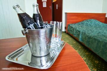 Фото номера Двухместный номер с 2 отдельными кроватями Отель Hotel Aros г. Тыхы 4
