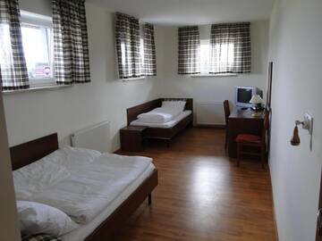 Фото номера Трехместный номер Мини-отель Weranda Restaurant &amp; Rooms г. Тыхы 4